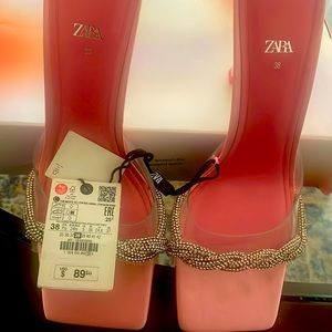 This beautiful girly shoe is so pretty that I almost not put to sell .